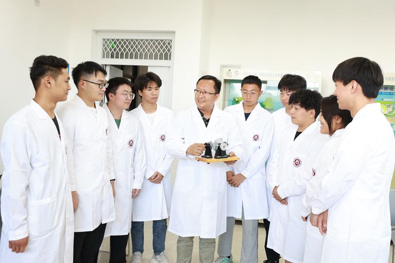 郑州AG尊时凯龙人生就博官方网站：工学院教师刘剑荣获河南省教科文卫体系统“工匠人才”称号
